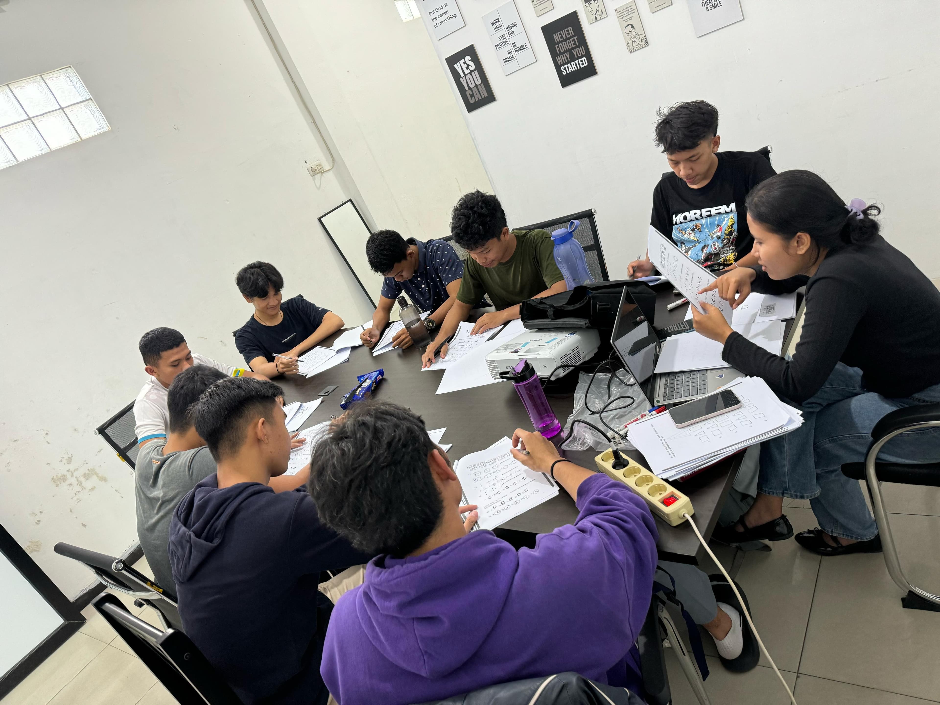 Sesi kelompok membahas soal penalaran figural bersama tutor di ruang kelas Evri Private Class Medan