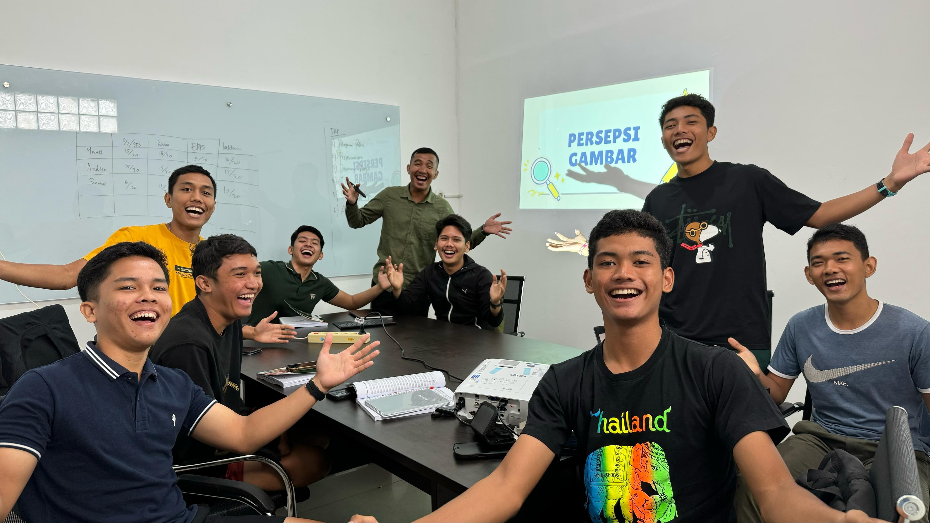 Kelas psikotes materi persepsi gambar dengan rekap skor latihan di papan tulis