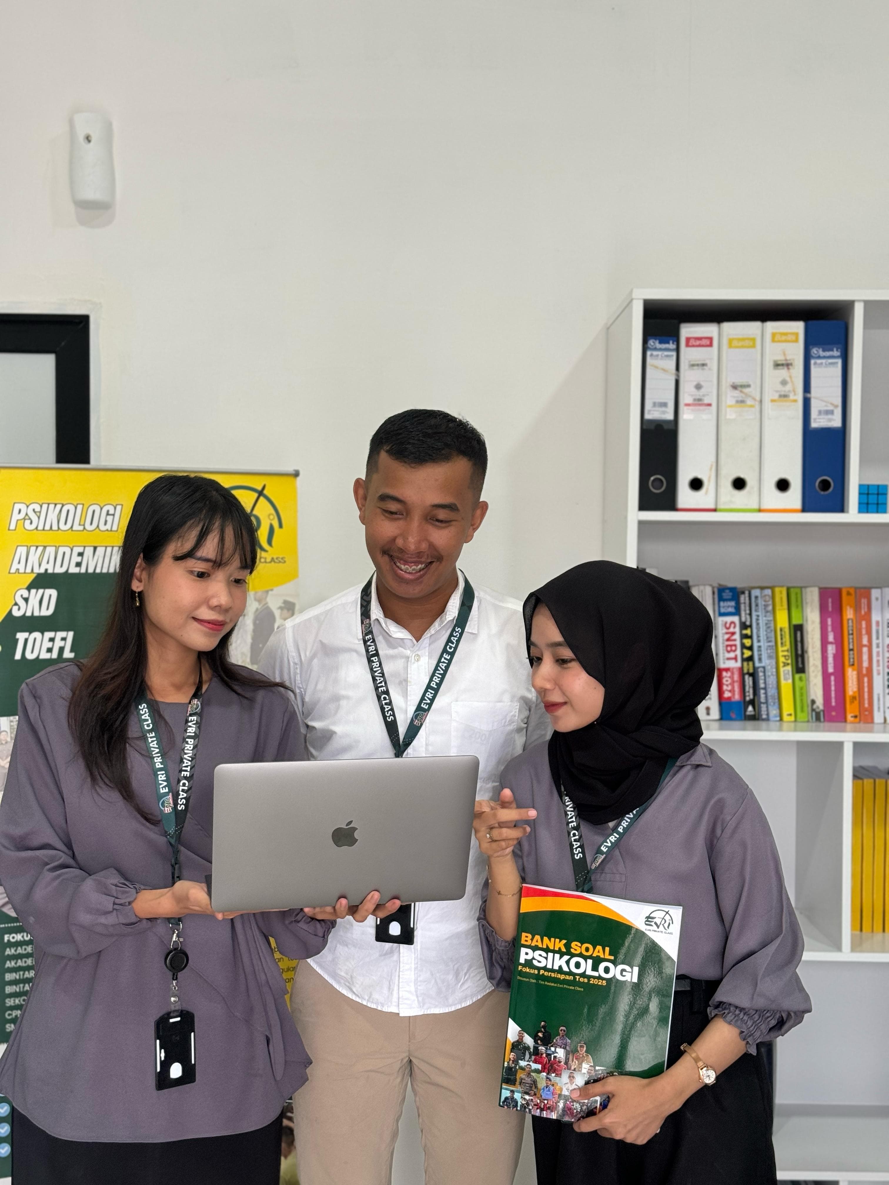 Tim Evri Private Class menyiapkan materi di platform tryout sambil memegang modul Bank Soal Psikologi