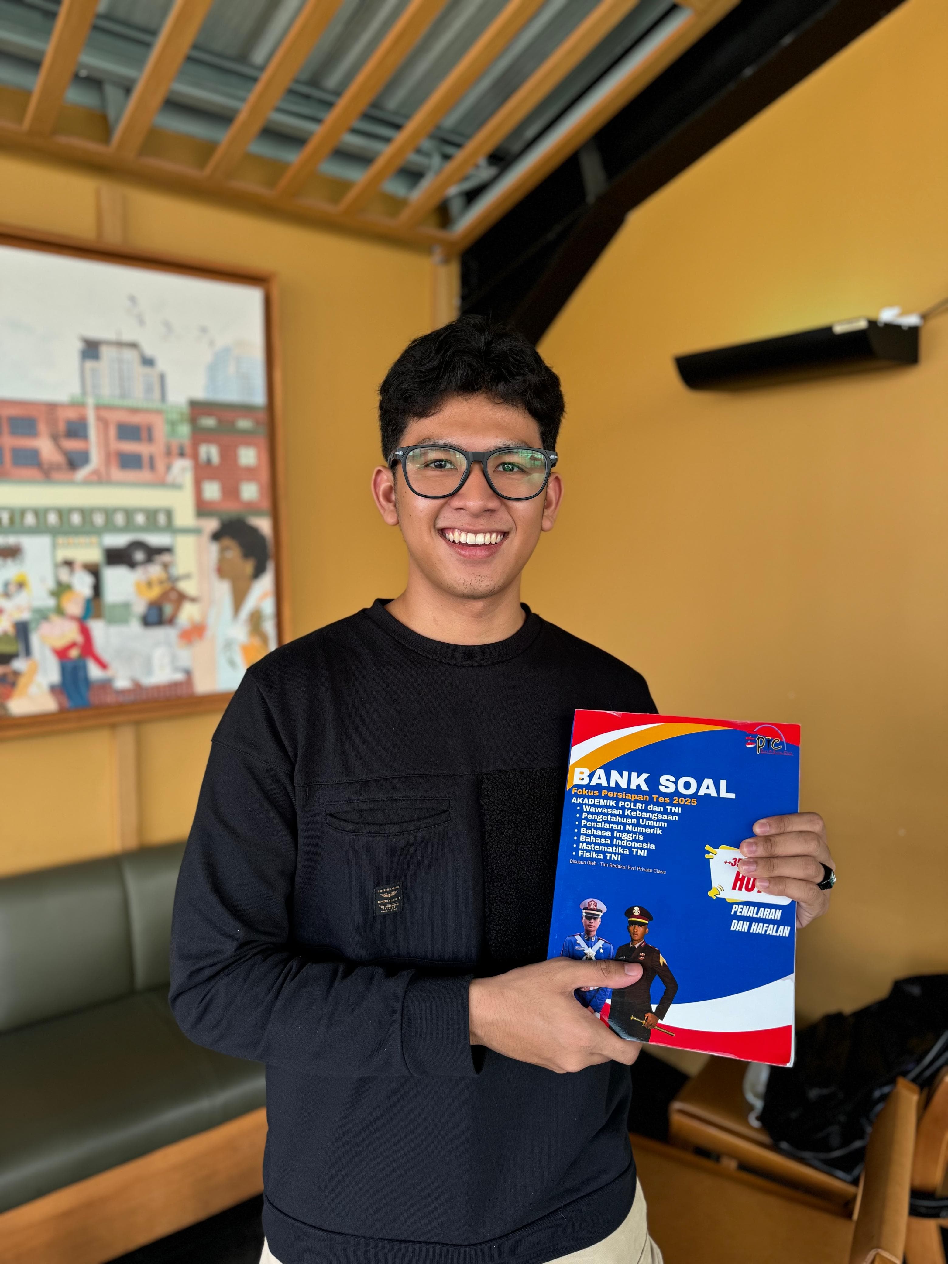 Siswa membawa modul Bank Soal akademik Polri dan TNI saat outing class di kafe