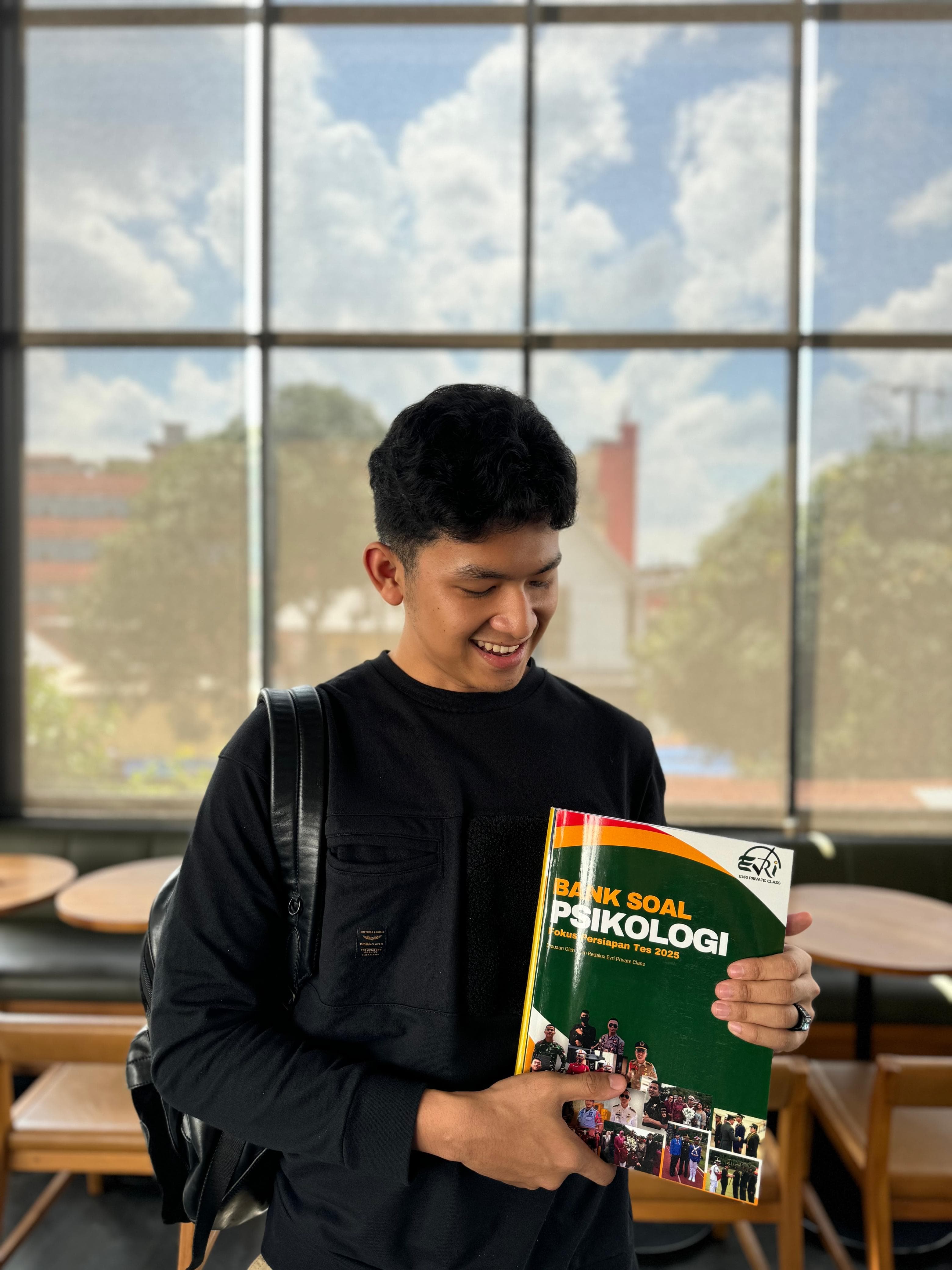 Siswa membaca modul Bank Soal Psikologi saat outing class di kafe