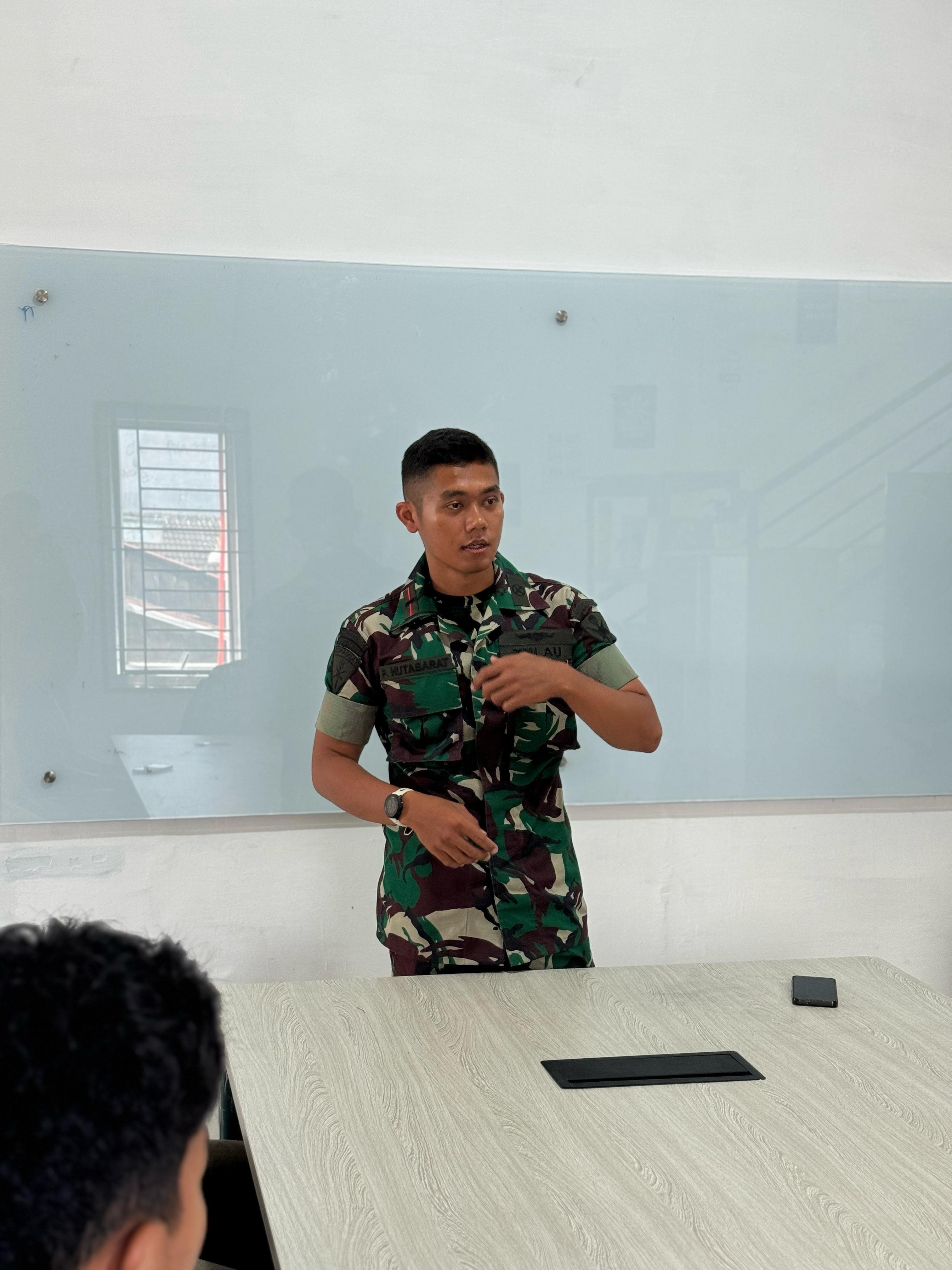 Alumni berseragam TNI berbagi pengalaman seleksi di depan kelas
