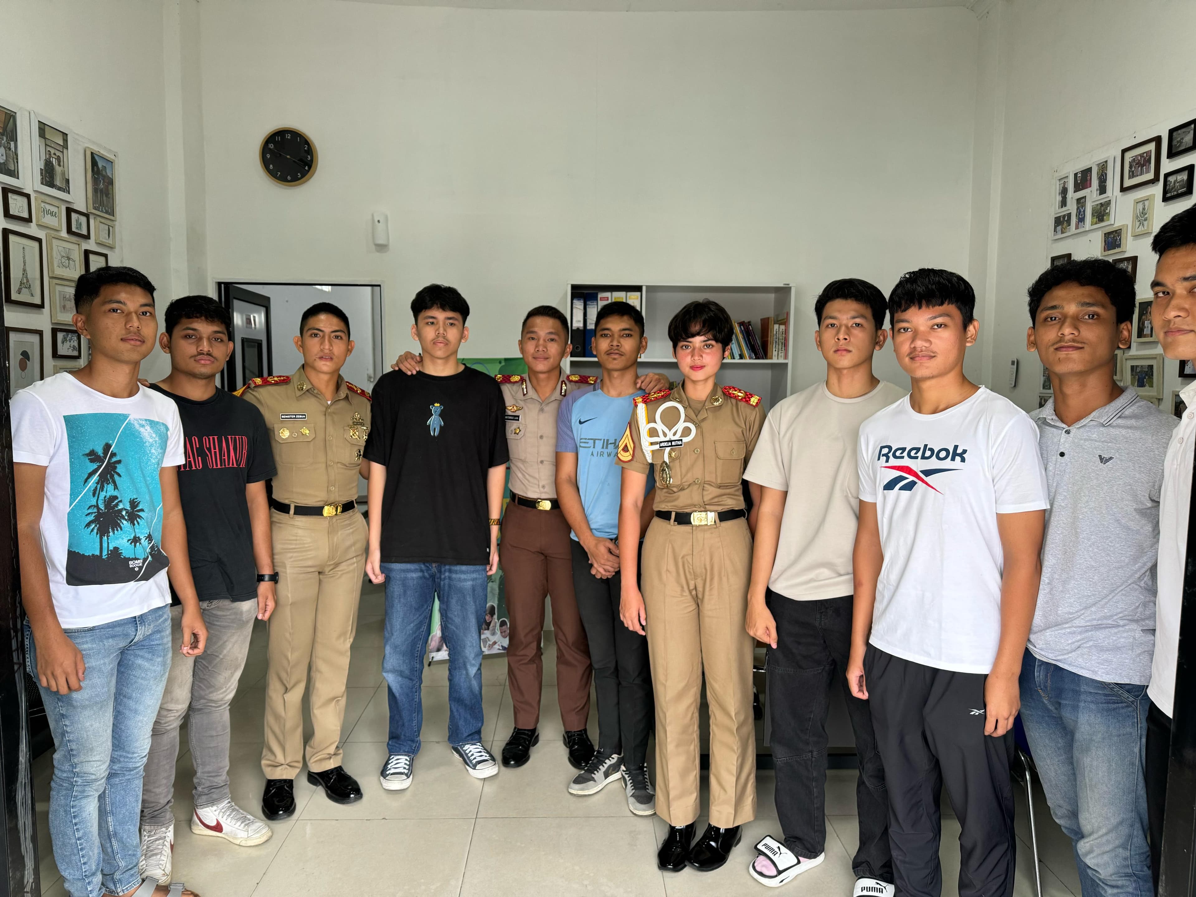 Foto bersama alumni yang kini menjadi taruna dan praja saat berkunjung ke kantor Evri Private Class
