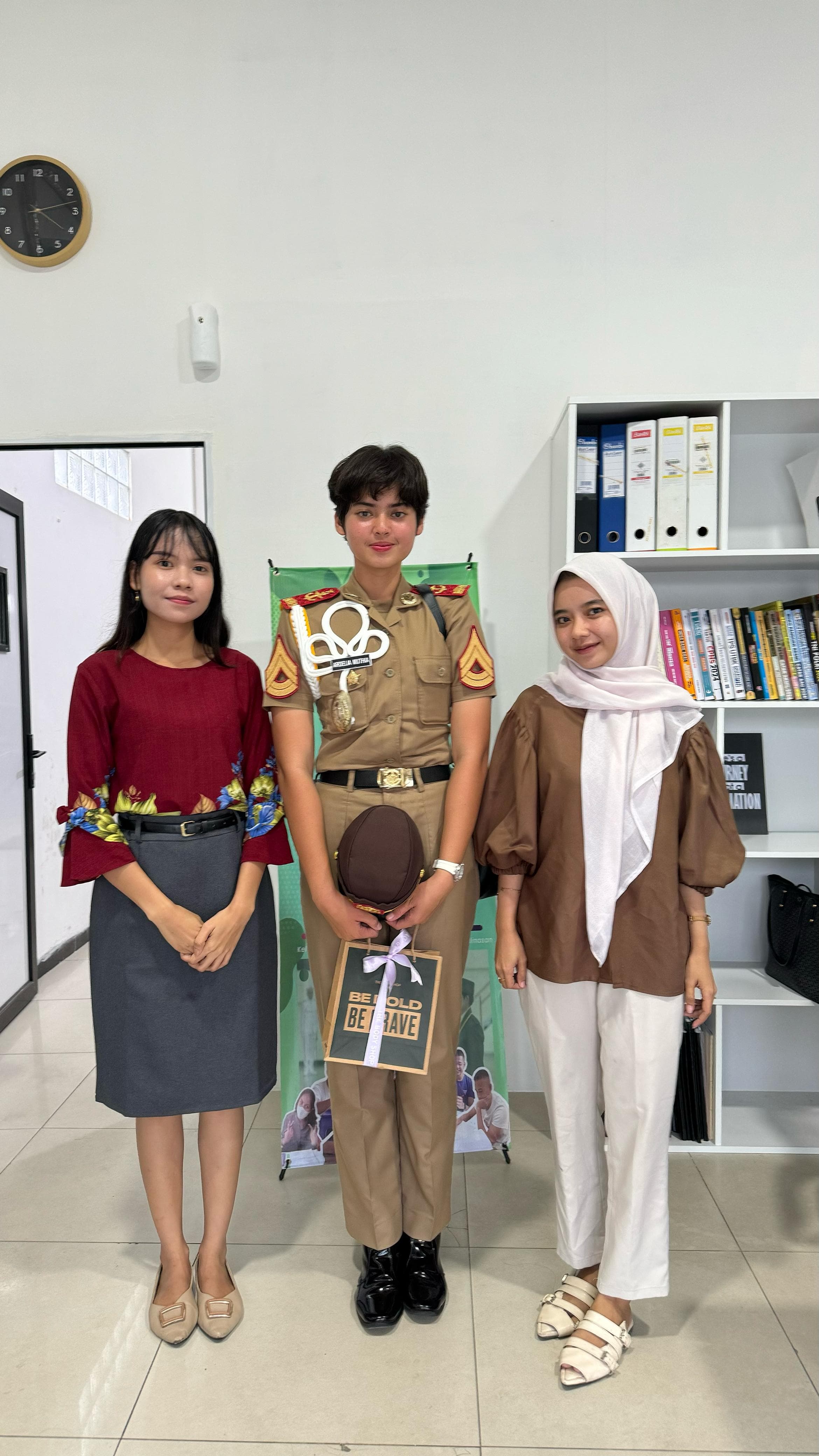 Alumni praja berfoto bersama tim admin Evri Private Class di kantor Medan